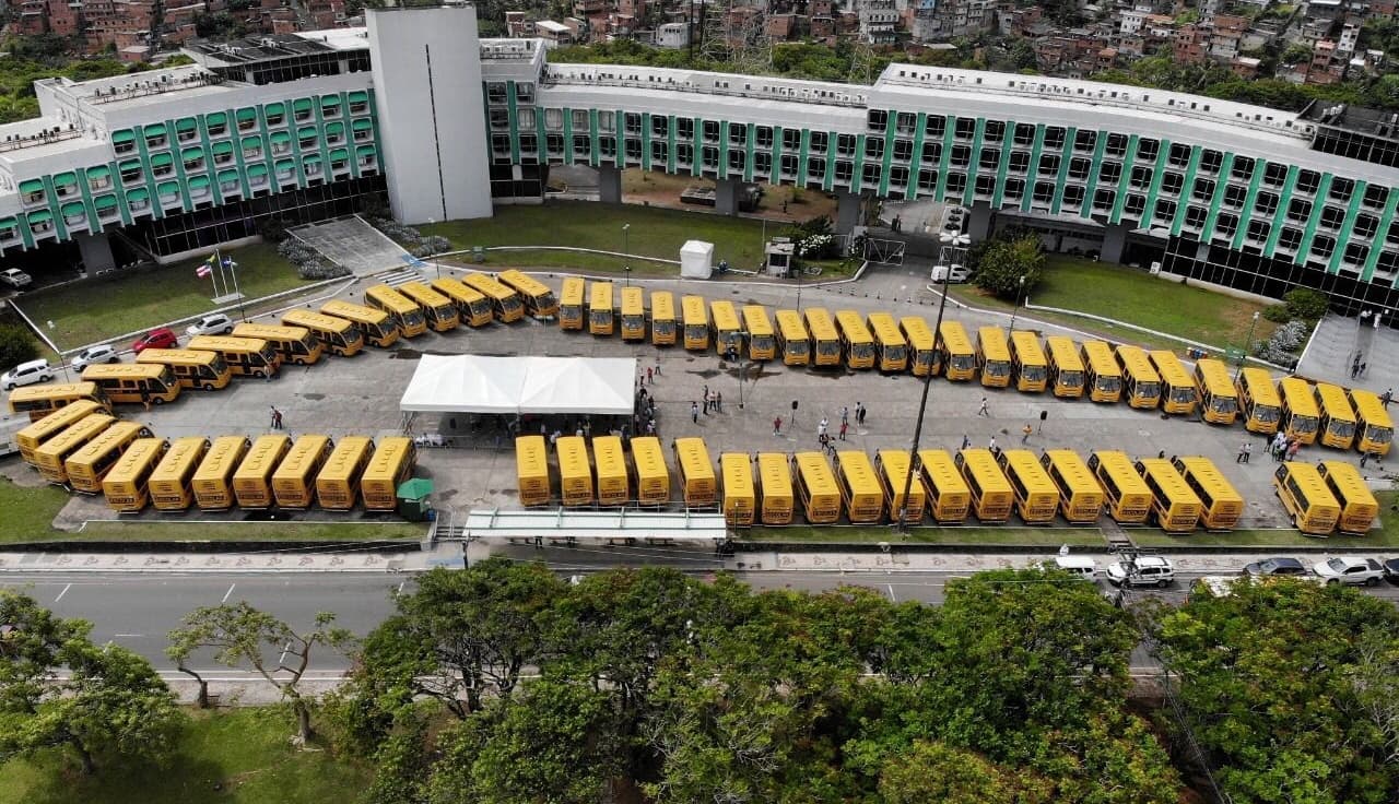 Governo da Bahia entrega 65 novos ônibus escolares para prefeituras