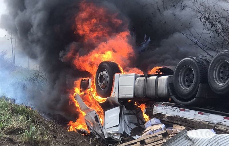 Motorista morre após carreta capotar e pegar fogo na BR-101