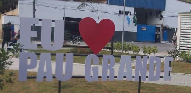 Nome de bairro viraliza nas redes sociais após instalação de placa: “Eu Amo Pau Grande”