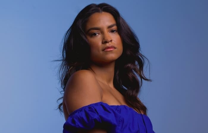 Lucy Alves é flagrada aos beijos com produtora carioca e web vai a loucura; confira fotos