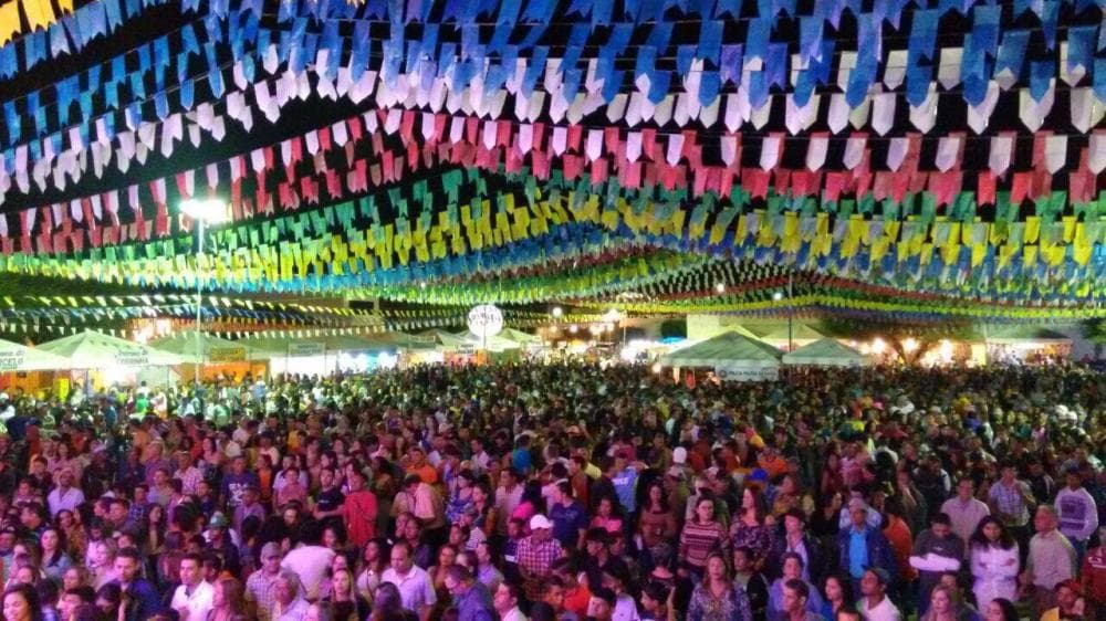 Sem serviços básicos, prefeituras do interior pagam cachês milionários com emendas