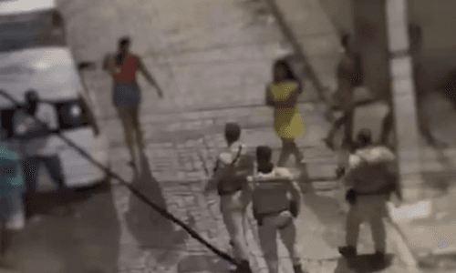 PM agride mulher com chute durante ação na Bahia
