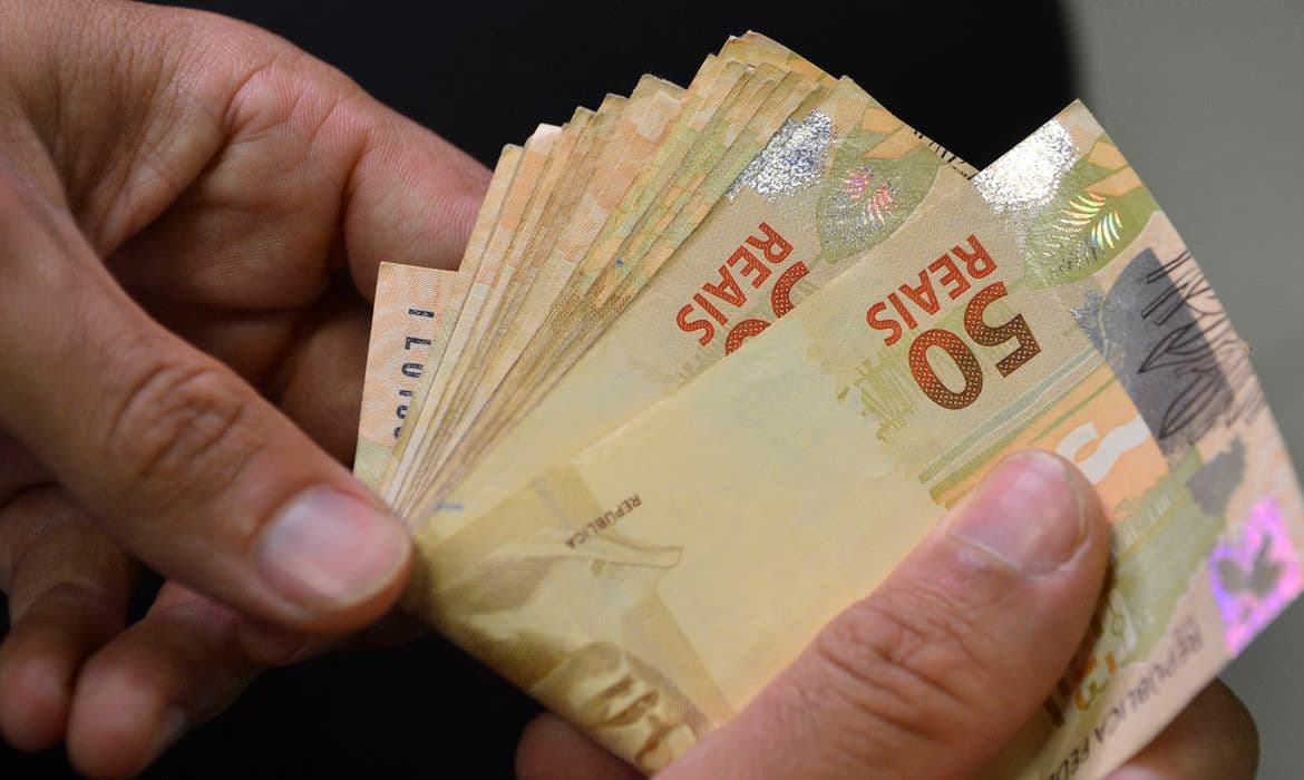 Lula vai aumentar salário mínimo para R$ 1.320 no 1º de Maio