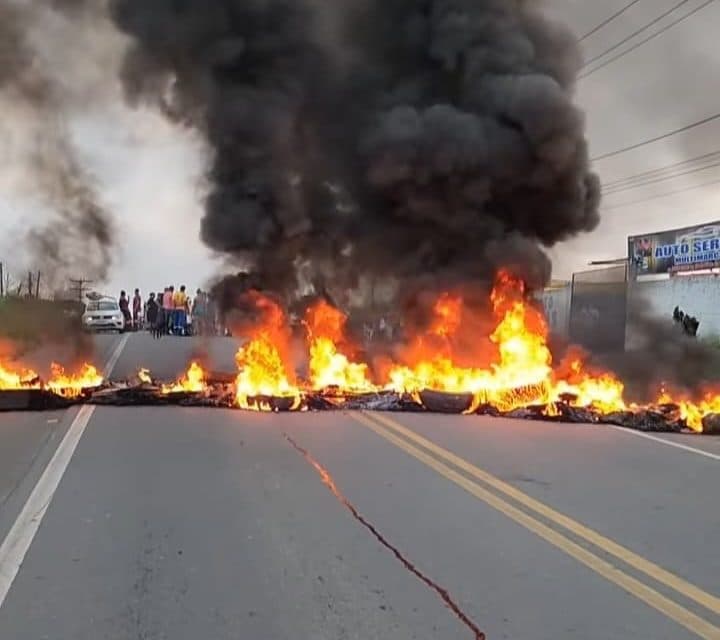 Manifestantes fecham a rodovia 415 em Itabuna