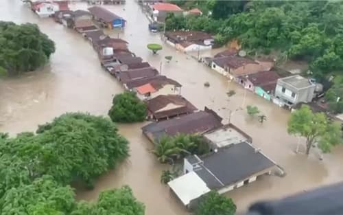 Moradores de Dário Meira afetados por inundações cobram promessa de novas casas no município
