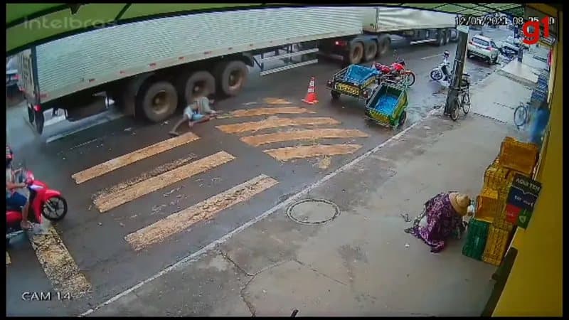 Homem cai no meio de avenida e quase tem cabeça esmagada por caminhão