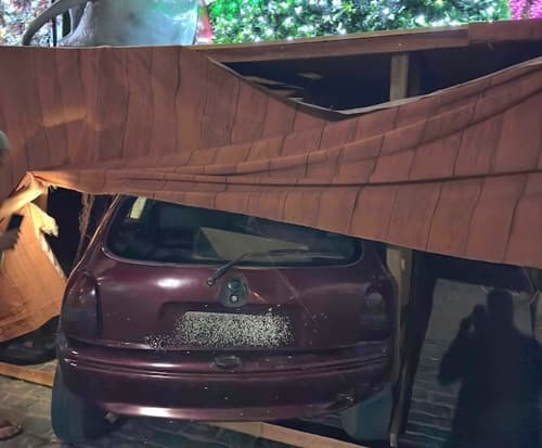 Ibirataia: Carro desgovernado invade Estrutura de Natal e assusta moradores