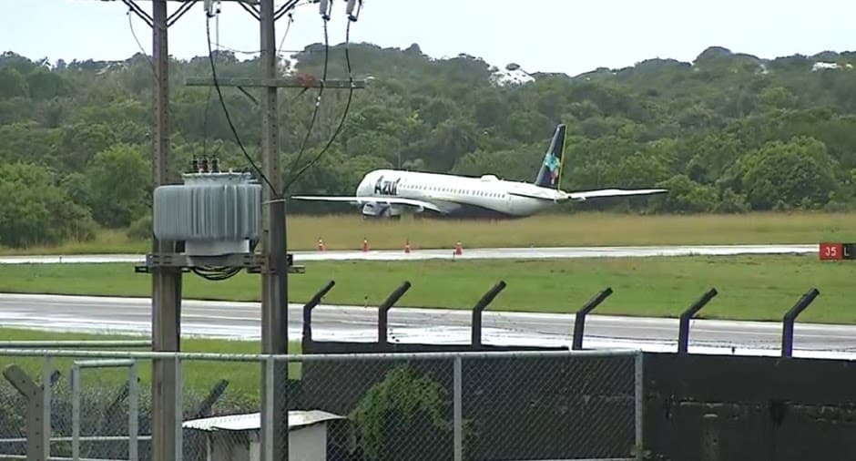 Avião perde o controle e sai da pista no aeroporto de Salvador