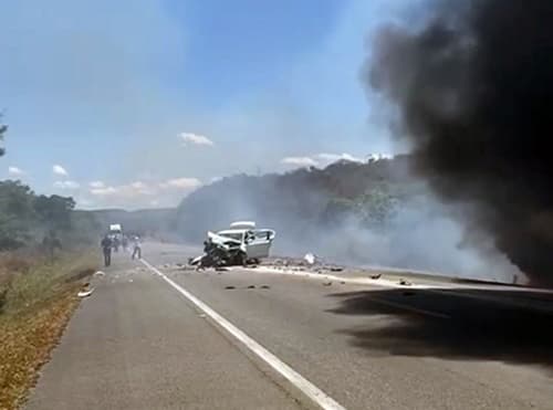 Acidente envolvendo carro de passeio e carretas deixa feridos na BR-116, entre Jequié e Jaguaquara