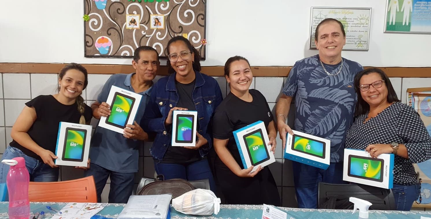 Professores do Colégio Mariluzia Silva Machado recebem da Kits Tecnológicos da SEMEC