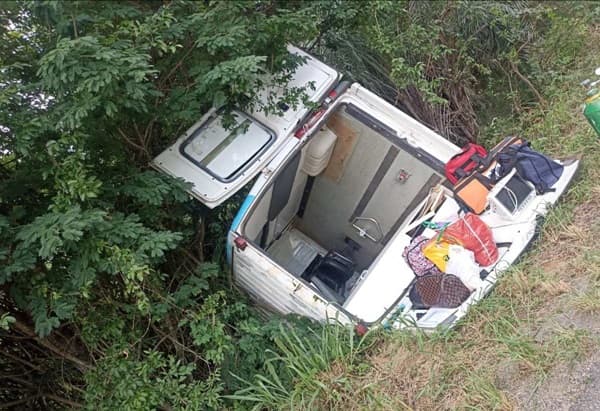 Motorista de ambulância capota com três pessoas dentro do veículo no acidente