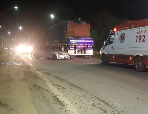 Carro com placa de Ubatã colide em em caminhão no município de Ipiaú
