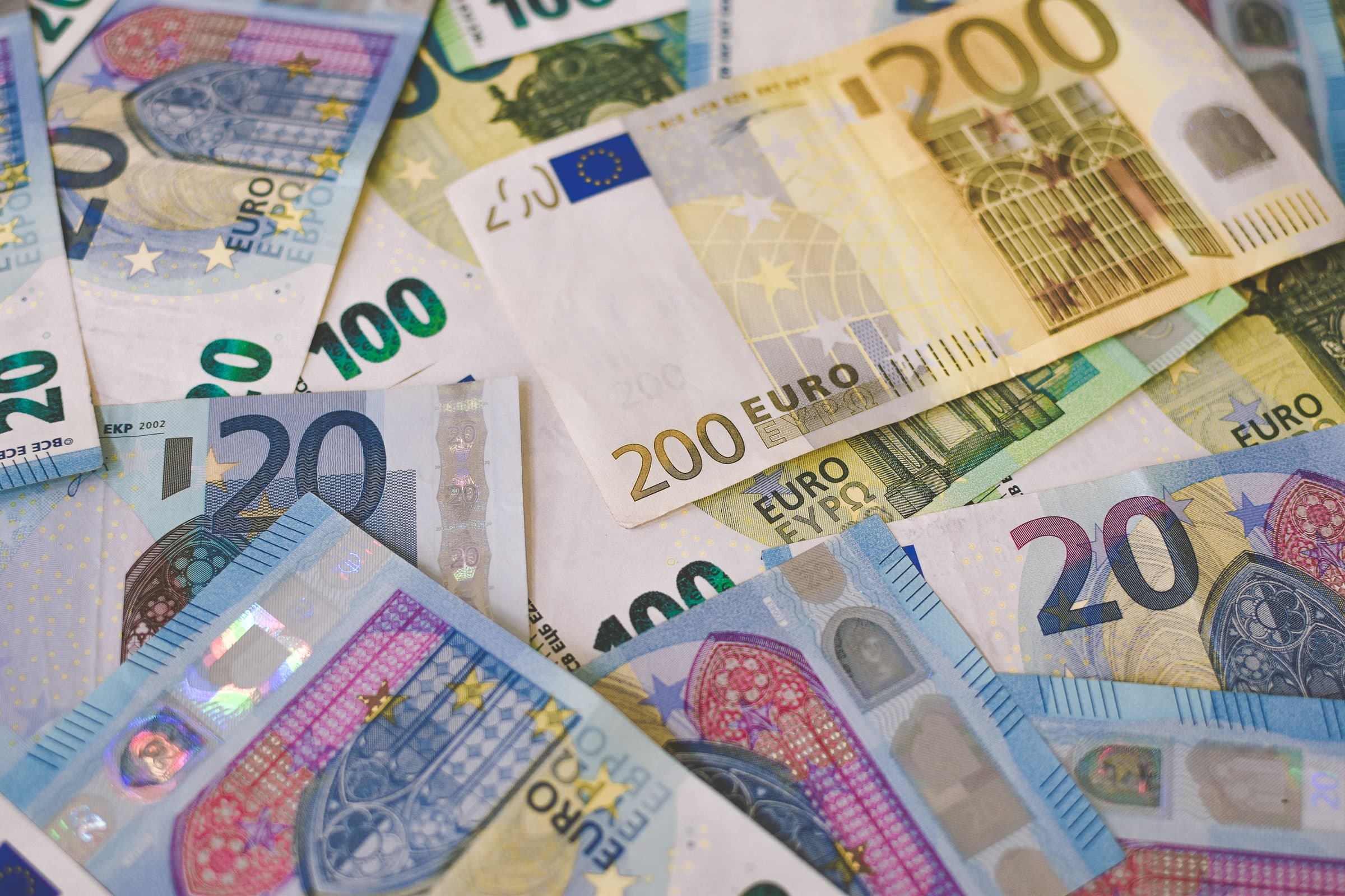Em queda, euro tem cotação abaixo do dólar pela 1ª vez em 20 anos