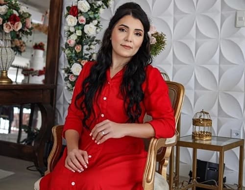 Sob pedidos de Justiça e com cemitério lotado, corpo da cantora gospel Sara Mariano é enterrado