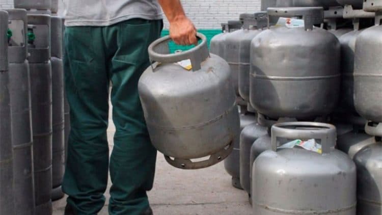 Gás de cozinha é novamente reajustado na Bahia e valor pode passar de R$ 130