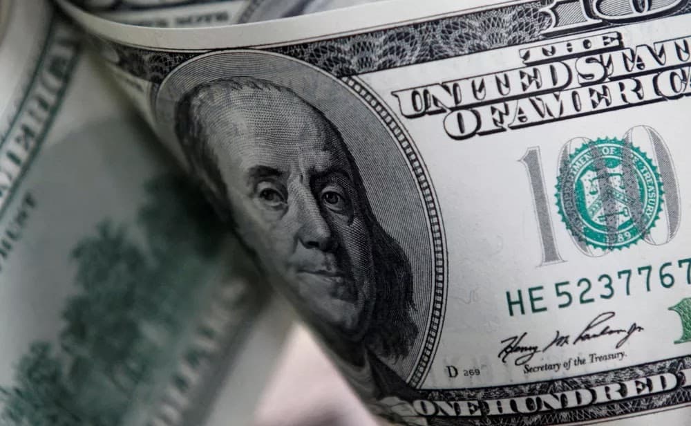 Dólar fecha na menor cotação em três semanas, mas sobe 0,70% em novembro