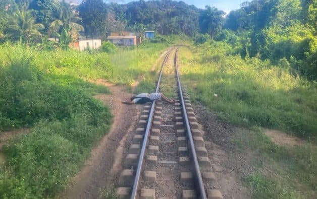 Homem dorme sobre trilhos e maquinista para trem para acordá-lo; assista