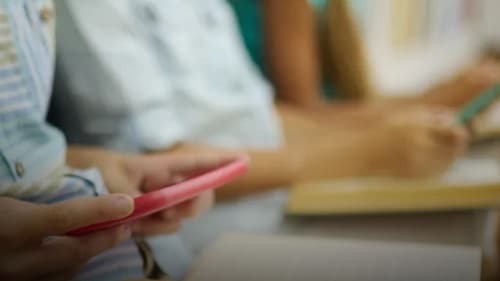 Governo Federal desiste de projeto para proibir celulares nas escolas, mas Câmara avança com proposta similar
