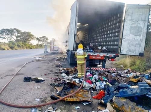 Carreta dos Correios com produtos diversos a caminho da Bahia pega fogo