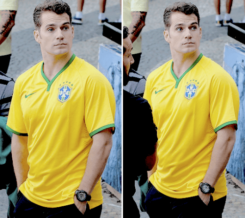 Henry Cavill foi eleito o rosto mais bonito do ano