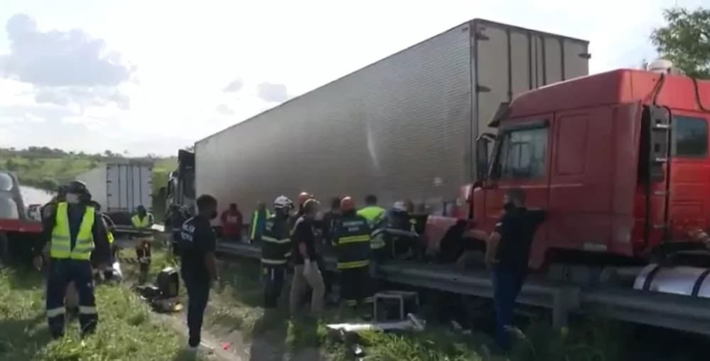 Três morrem após batida entre carro e carretas na BR-116