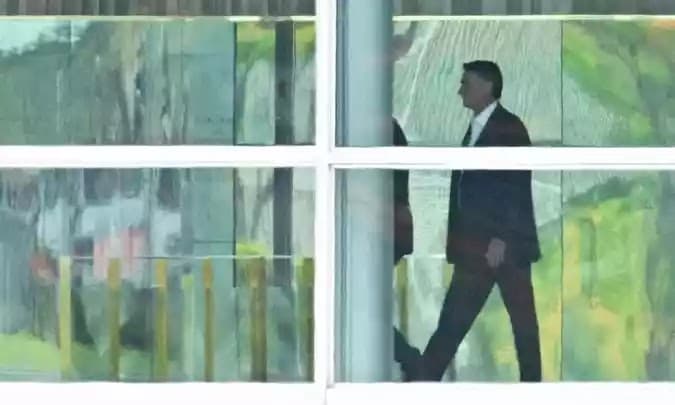 Após derrota, Bolsonaro chega ao Palácio do Planalto em silêncio