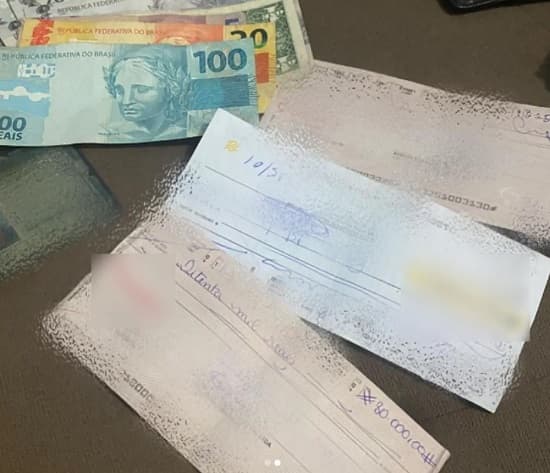 Professora encontra carteira com mais de R$ 80 mil em rua e devolve ao dono