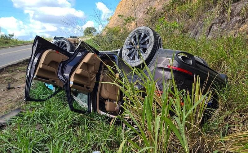 Motorista aluga carro de luxo e capota no sul da Bahia avaliado em R$ 300 mil