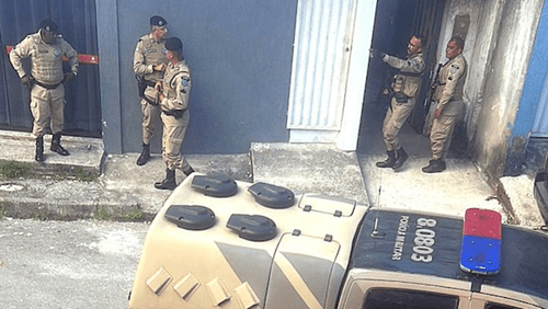 Homem armado invade casa e faz adolescente de 15 anos como refém em Porto Seguro