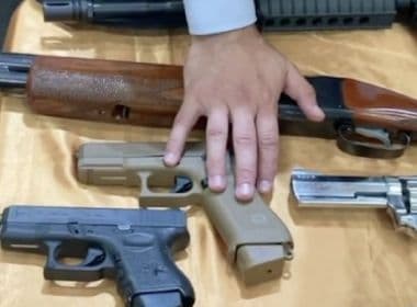 Pastor abençoa arsenal de armas após culto em Curitiba; assista o vídeo