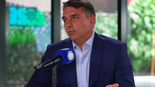 Flávio Bolsonaro diz que nunca discutiu convite para Jair Bolsonaro ser ministro