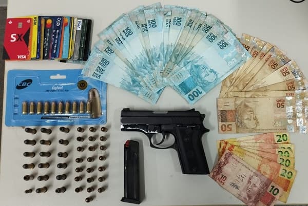 Ipiaú: PM prende homem com pistola, munições, dinheiro e mais de 20 cartões