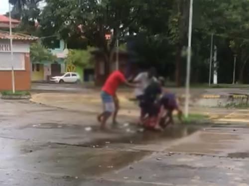 Jovem acusado de roubo é agredido por grupo em praça de Itagibá