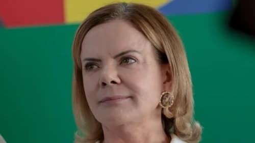 Gleisi Hoffmann critica Flávio e Eduardo Bolsonaro por participação em evento nos EUA