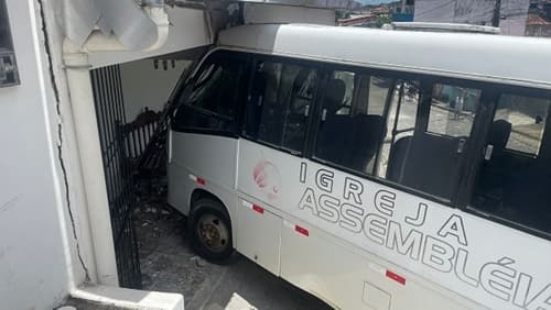 Micro-ônibus atinge frente de casa no centro de Ipiaú