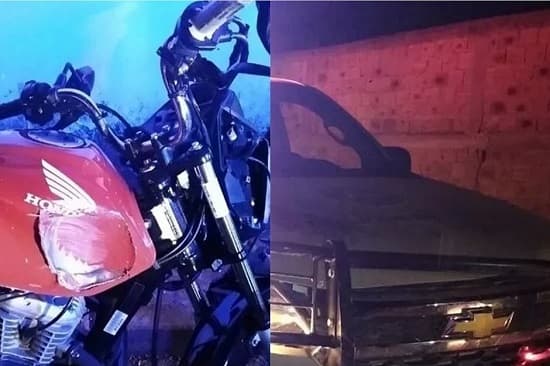Casal bate em viatura da Polícia Militar após o condutor empinar a motocicleta