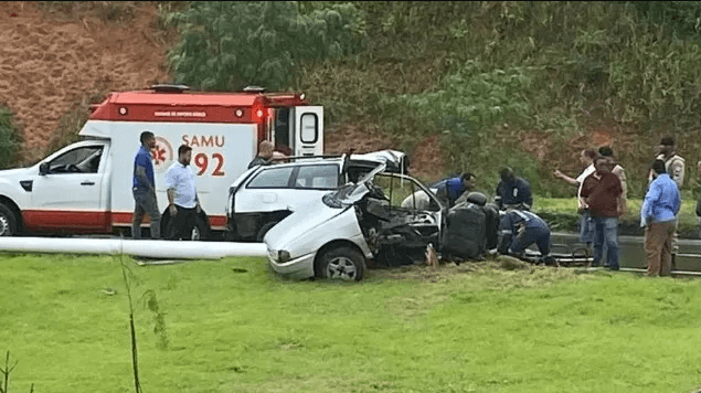 Carro parte ao meio após colidir em poste na Avenida Gal Costa