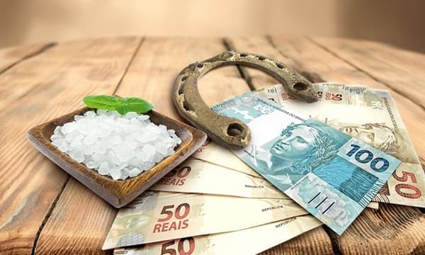 Rezar dinheiro para ter sucesso financeiro, mulher perde 2 mil em golpe na Bahia