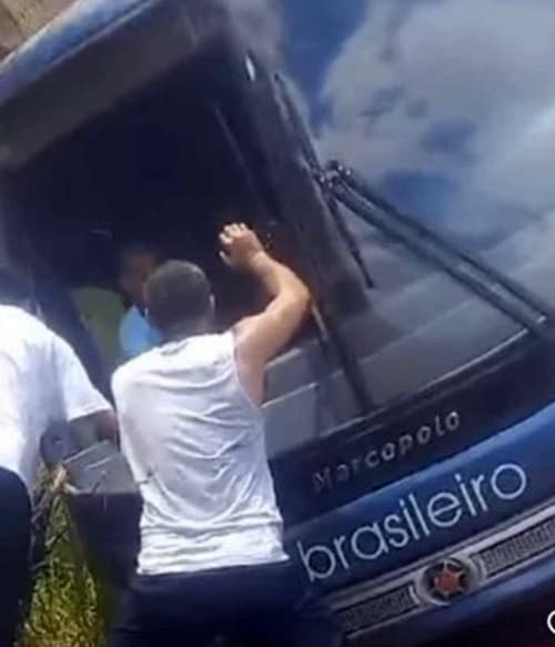 Ônibus de turismo cai em barranco em Porto Seguro
