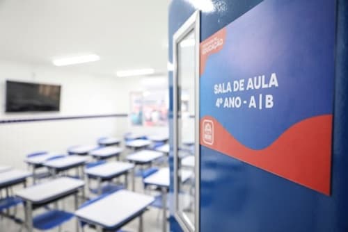 Na Bahia, mais de 29 mil professores aposentados e professores na ativa recebem menos do que o piso