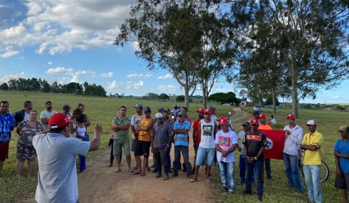 Integrantes do MST ocupam fazenda no município de Jaguaquara