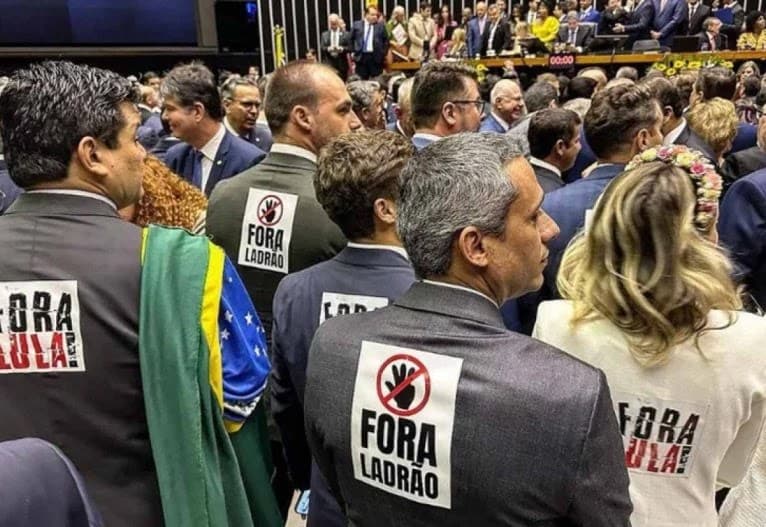 Deputados federais do PL usam adesivos contra Lula durante a posse