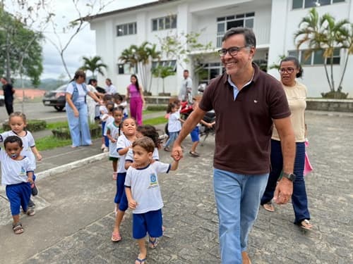 Ibirataia: Prefeito Sandro Futuca recebe crianças da Creche Municipal Augusta Rocha de Oliveira em visita à sede da Prefeitura