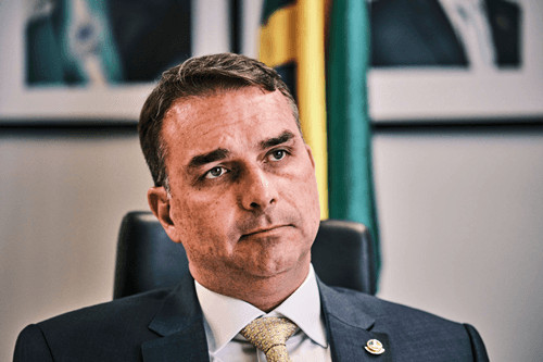 Flávio Bolsonaro aparece numericamente à frente de Lula em simulação de 2º turno