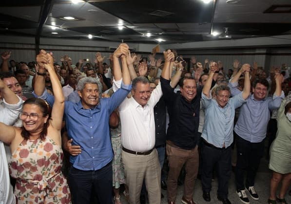 Pré-candidato do PT ao governo baiano reúne quase 100 prefeitos em evento