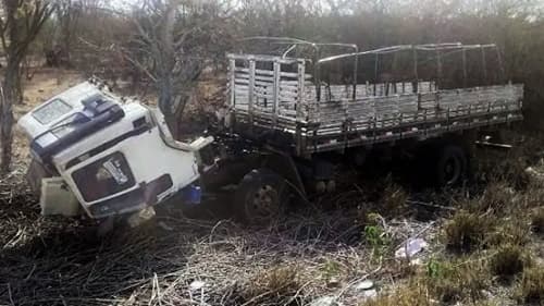 Cabine desprende com caminhão em movimento e arremessa motorista pra fora