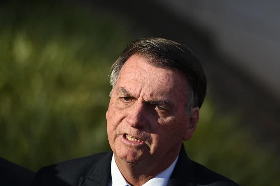 Jair Bolsonaro é internado para cirurgias em São Paulo