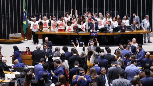 Câmara aprova PEC que acaba com escala 6x1 e reduz jornada para 40 horas semanais