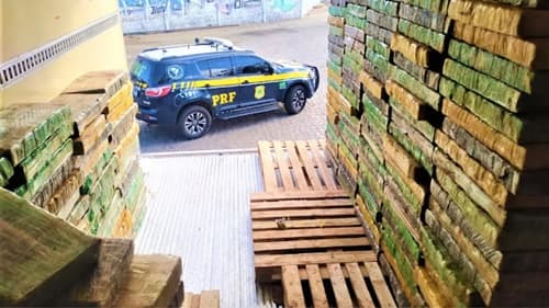 Duas toneladas de maconha foram encontradas em um fundo falso de um caminhão