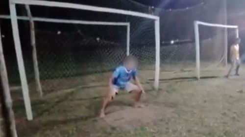 Jovem morre após ser atingido por bolada no peito durante partida de futebol